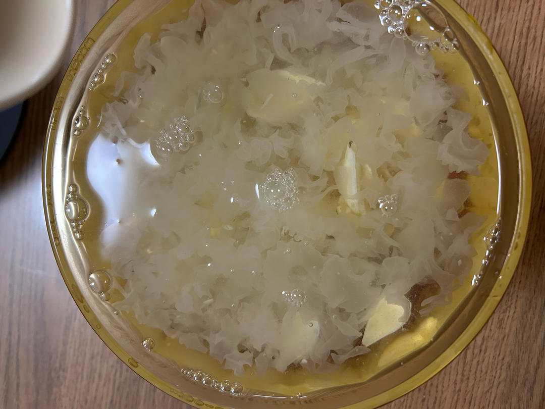 银耳百合羹（出胶）