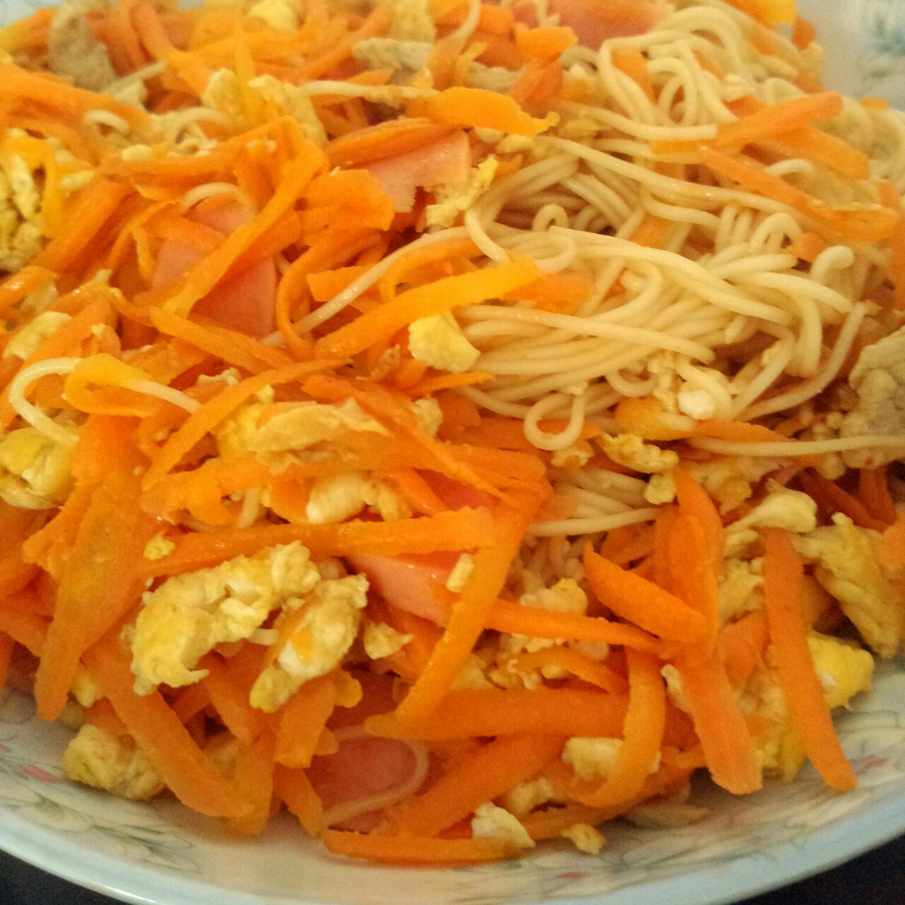 鸡蛋肉丝胡萝卜炒面