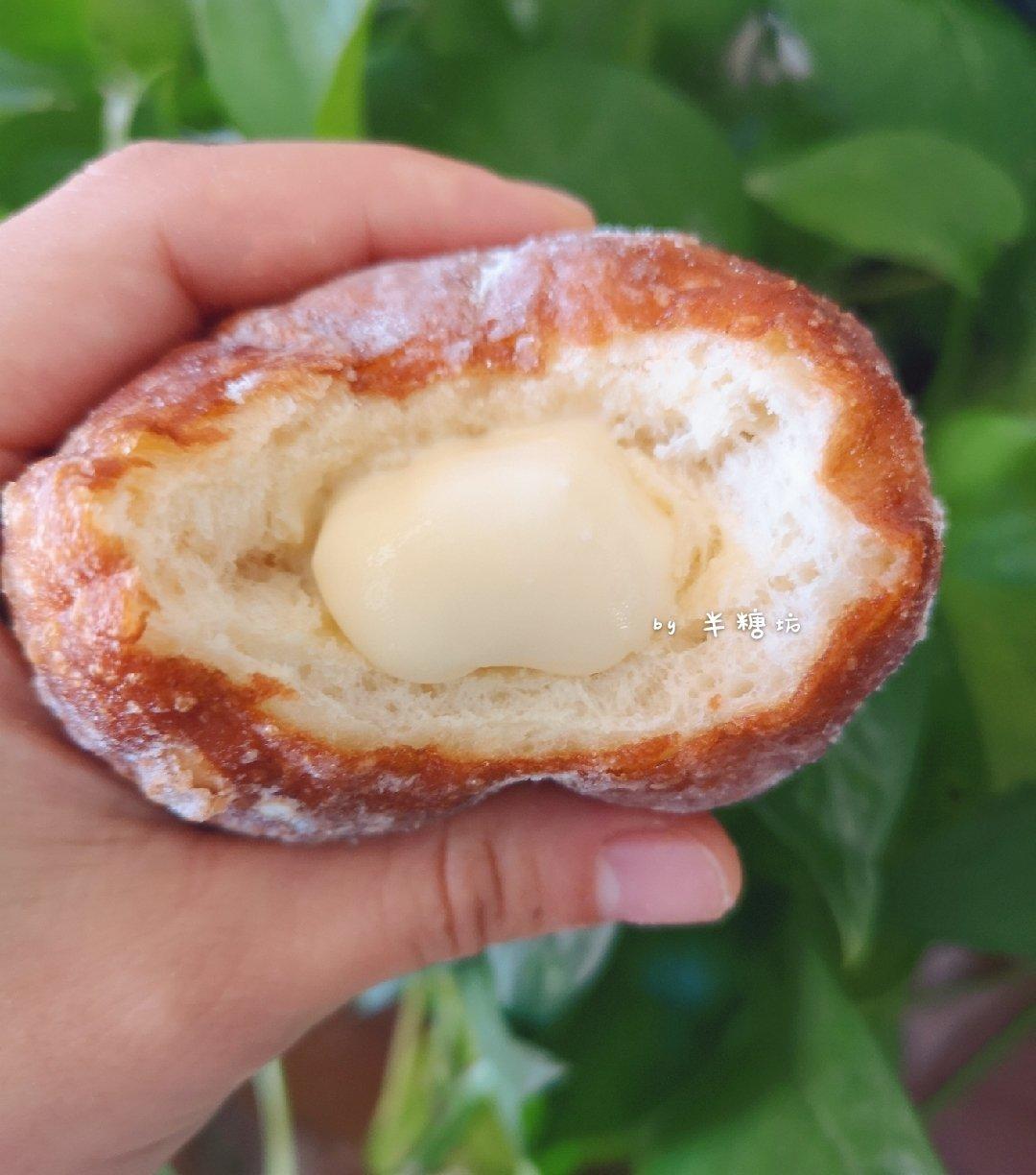 好吃到哭泣的甜甜圈VANILLA CREAM-FILLED DOUGHNUTS