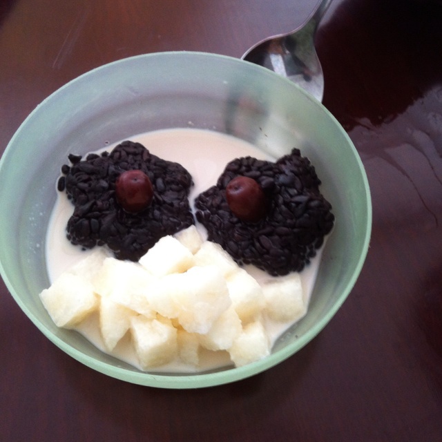 红豆牛奶黑米团