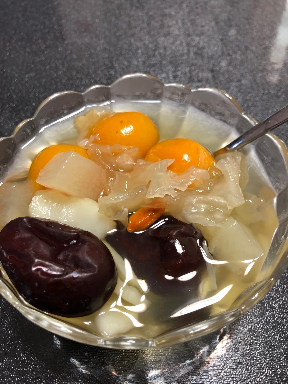 银耳雪梨润肺止咳的做法