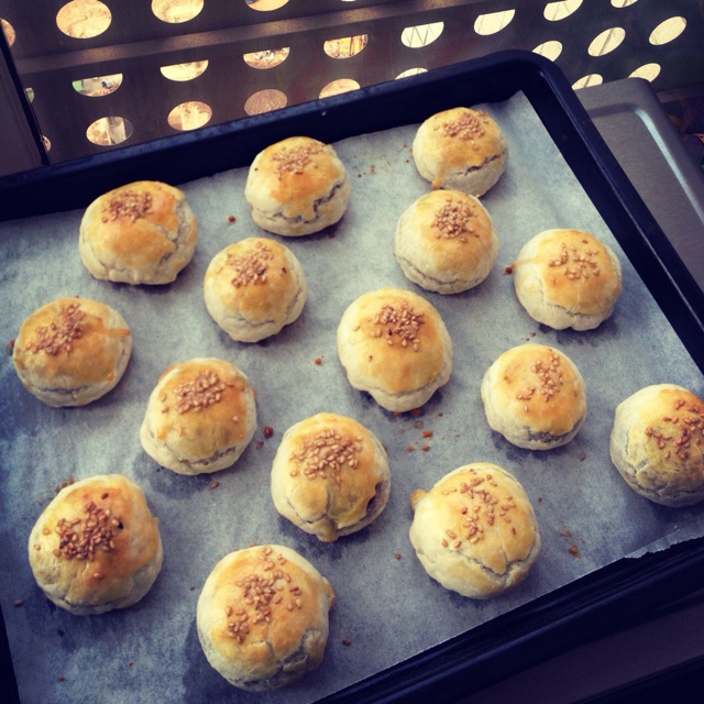 飞饼版蛋黄豆沙酥皮点心