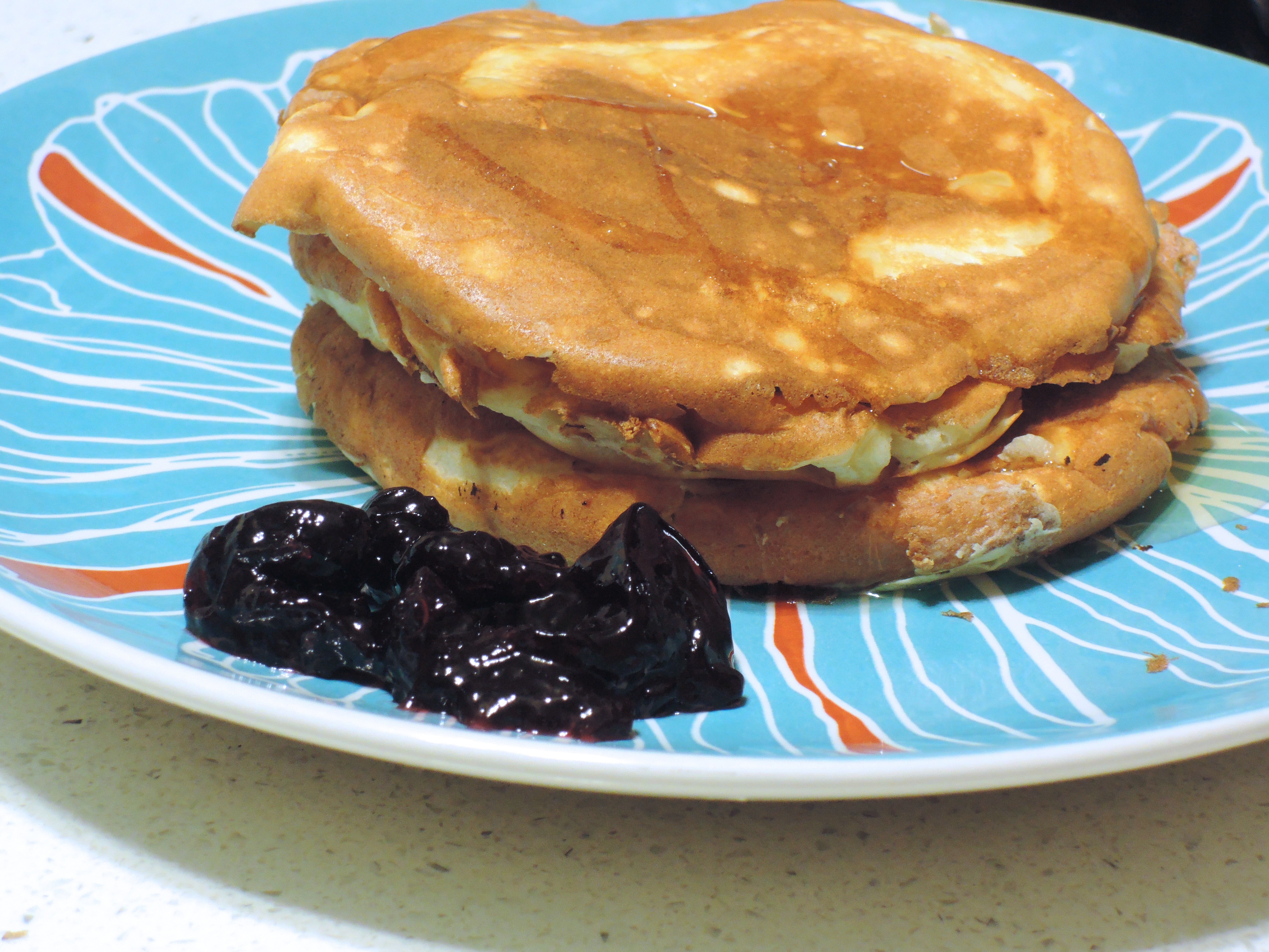【酸奶松饼yogurt pancake】，搭上黑莓果酱和枫糖的美味。