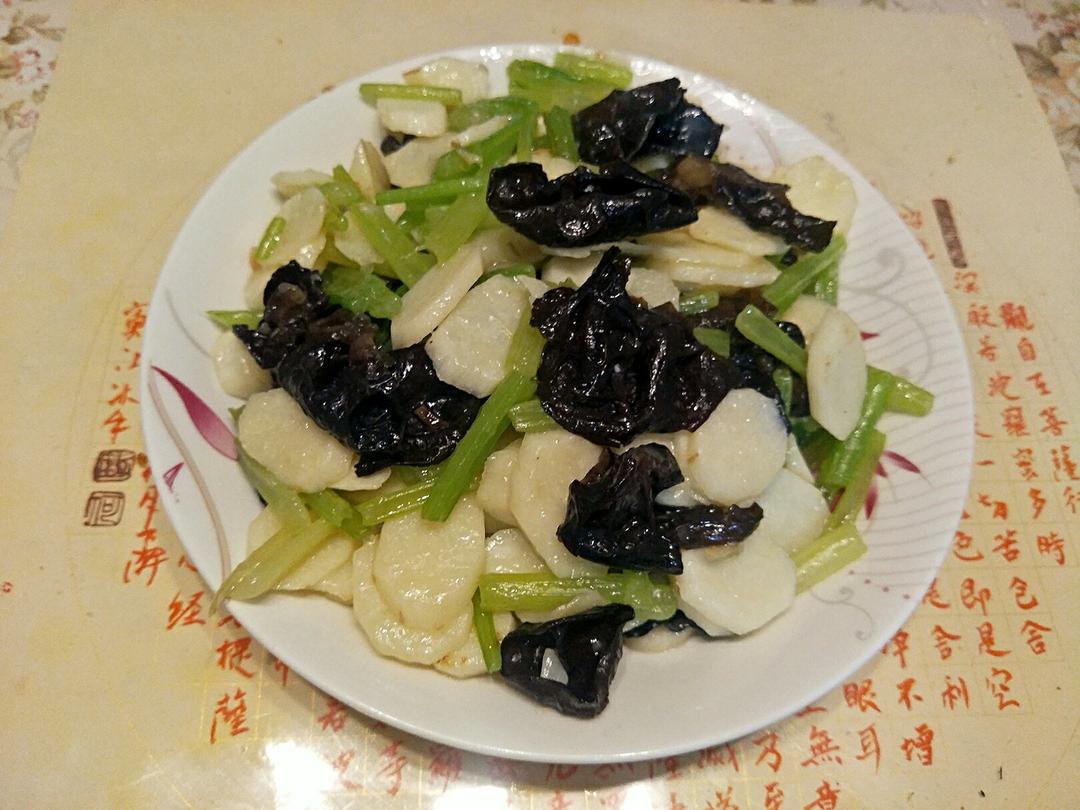文如心洁做的木耳山药炒西芹