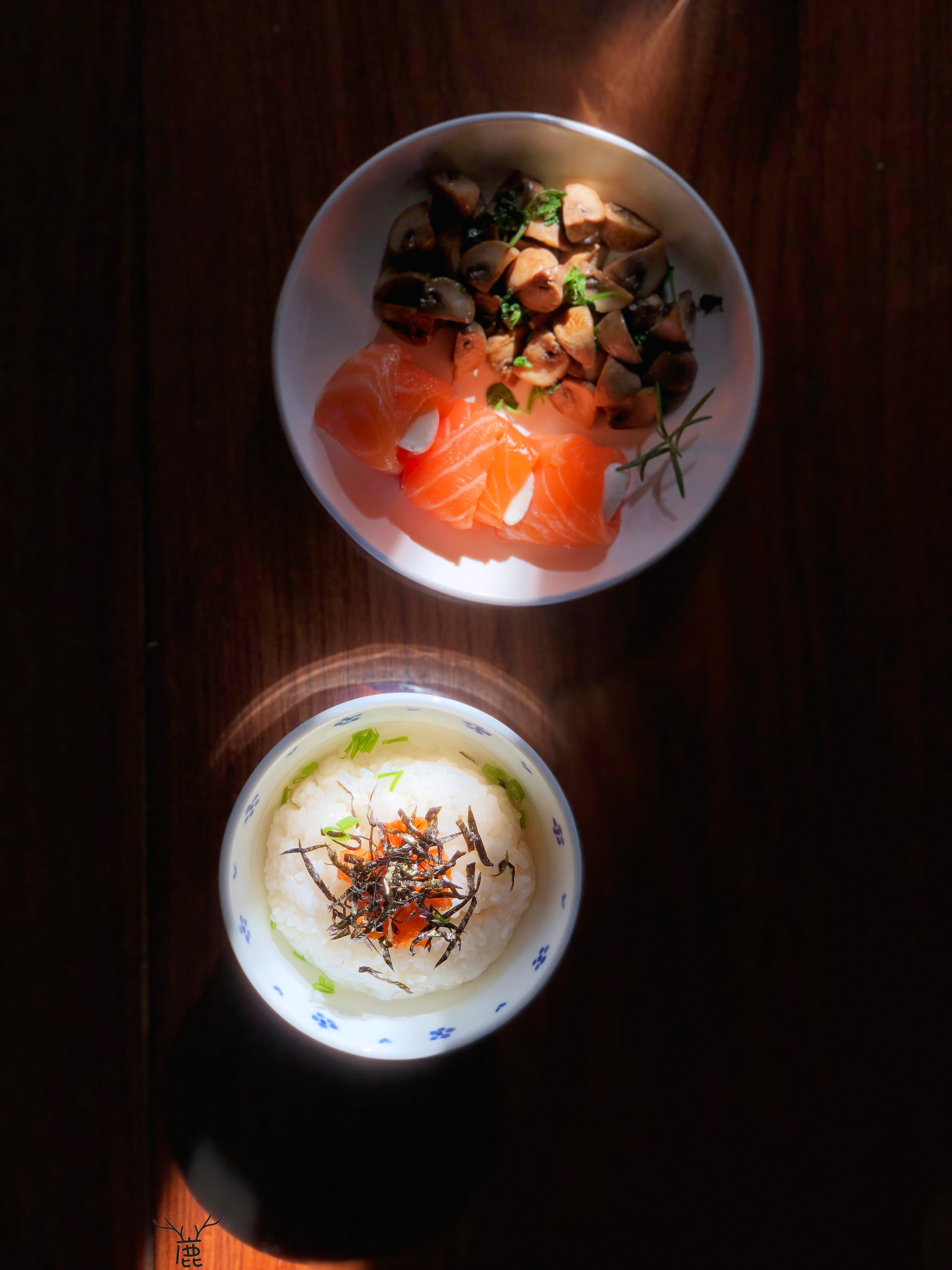 【鹿的晨食】茶泡饭&炒一盘香菜口蘑&奶酪三文鱼卷的做法