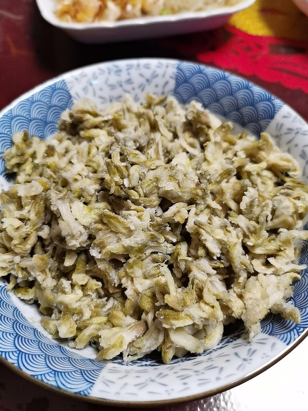 如何做一份成功的蒸槐花饭——附拌面粉的视频