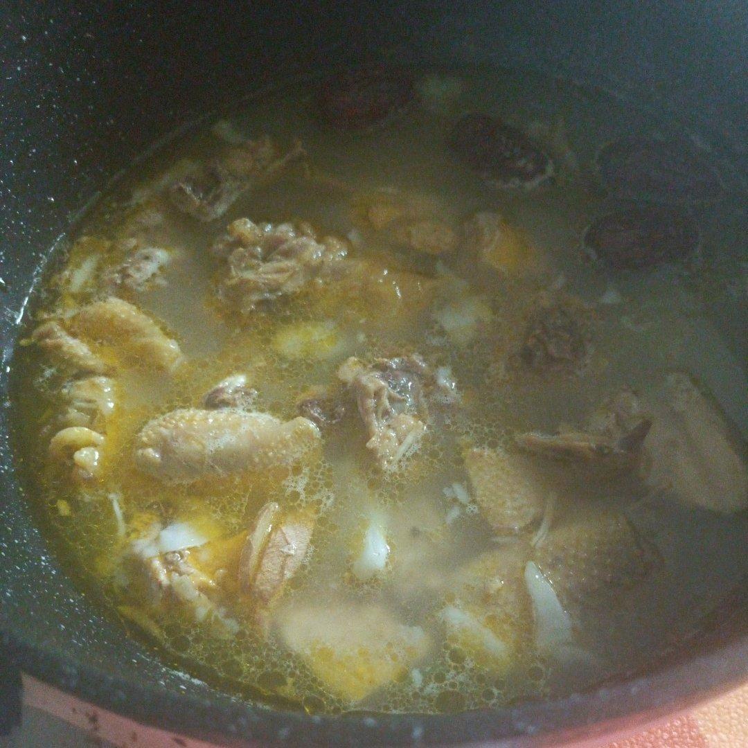 椰子鸡汤怎么炖清亮没腥味？到底要不要焯水，大厨教你关键步骤