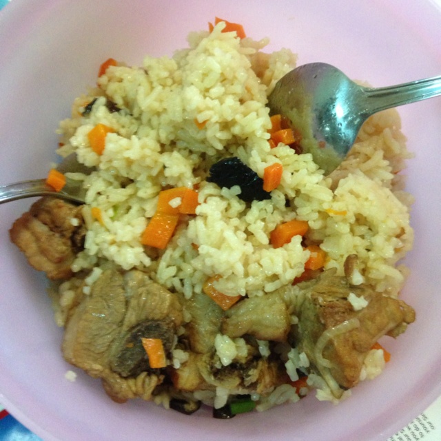 喷香排骨焖饭（爆好吃）