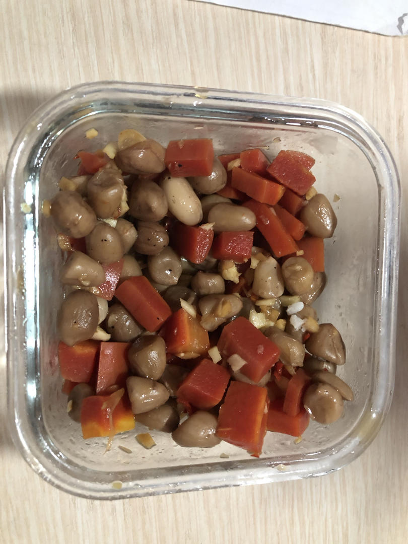 凉拌芹菜花生米胡萝卜