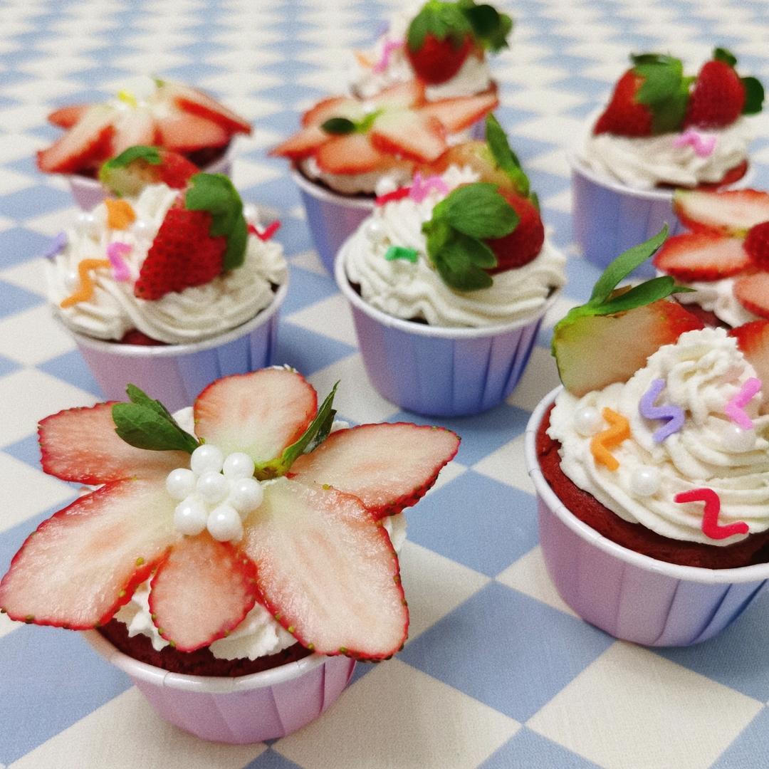 红丝绒纸杯蛋糕