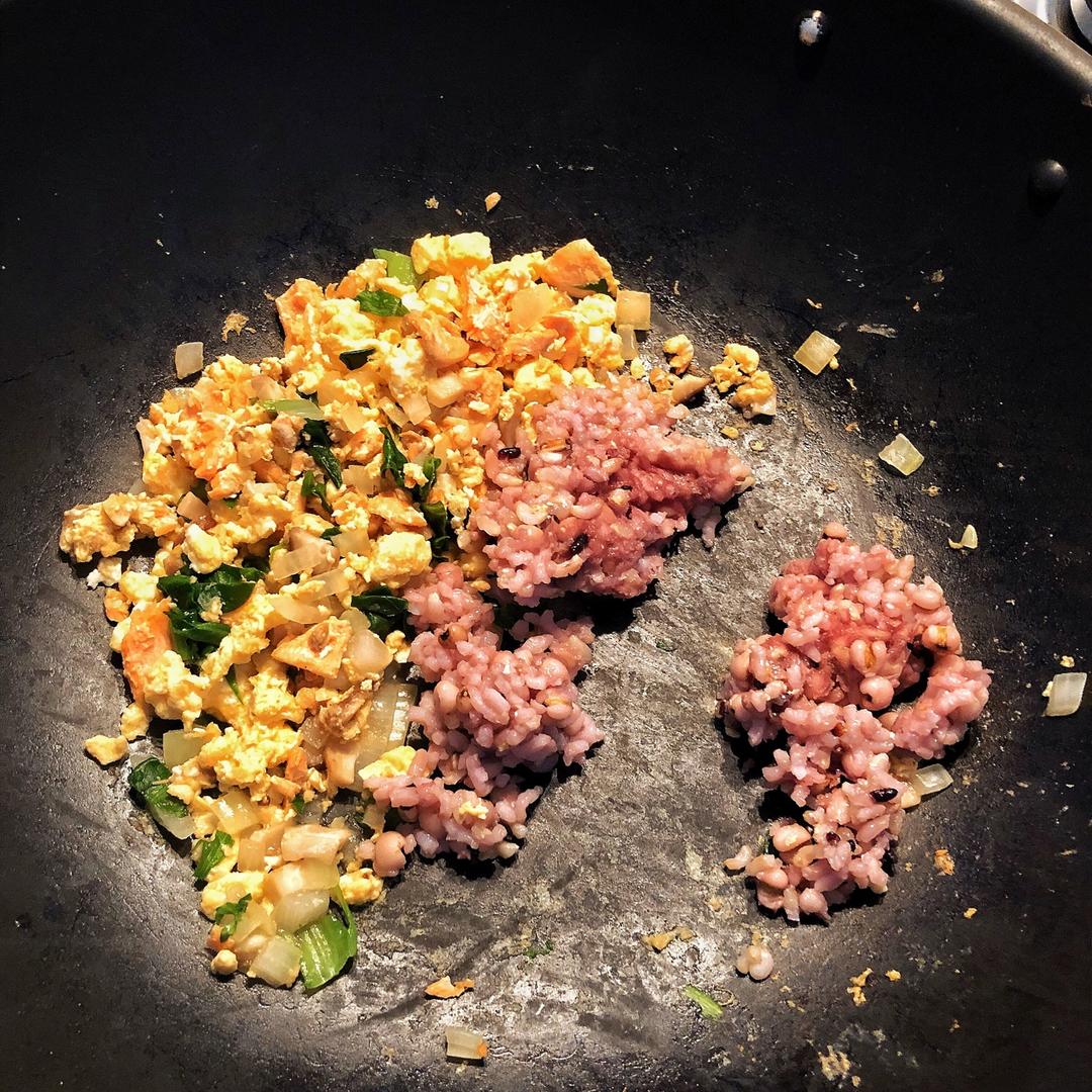 洋葱香菇三文鱼菠菜鸡蛋炒饭