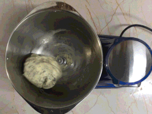 咸蛋黄肉松麻薯球的做法 步骤4