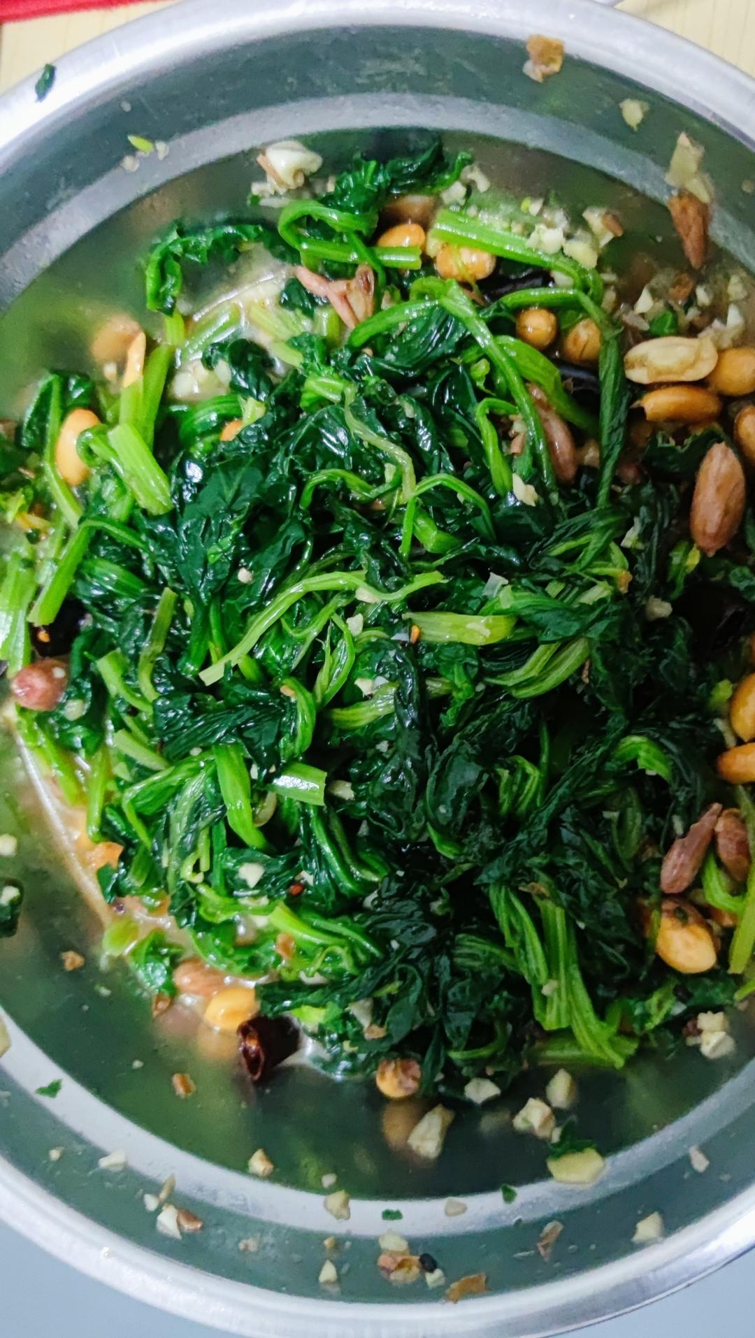 超级爽口的果仁菠菜（附零失误炸花生米的方法）