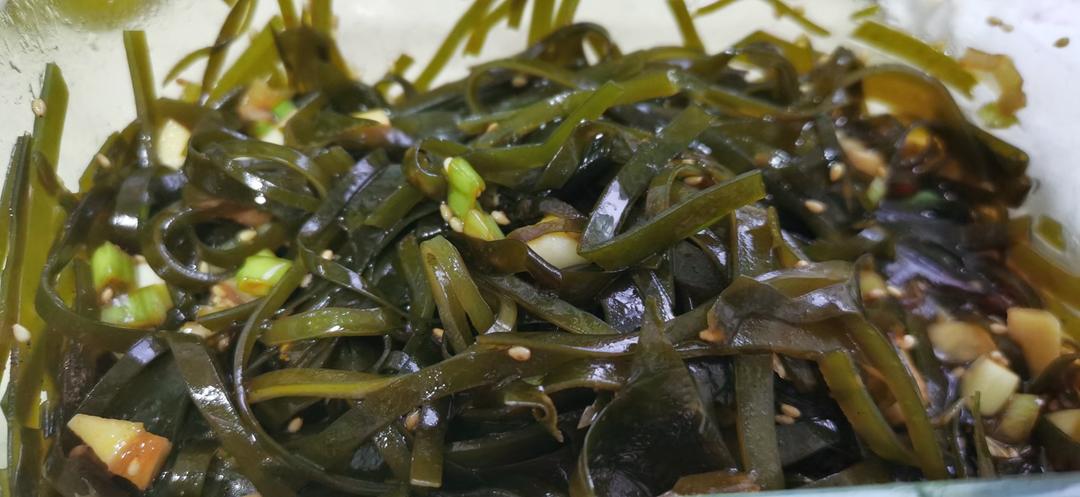 凉拌海带丝（酸辣麻香）爽口开胃咸甜适宜（配自制辣椒油方法）