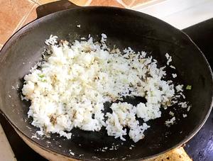 快手菠萝炒饭㊙️普通米饭也能做菠萝饭的做法 步骤7