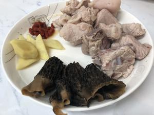 羊肚菌炖排骨汤的做法 步骤4