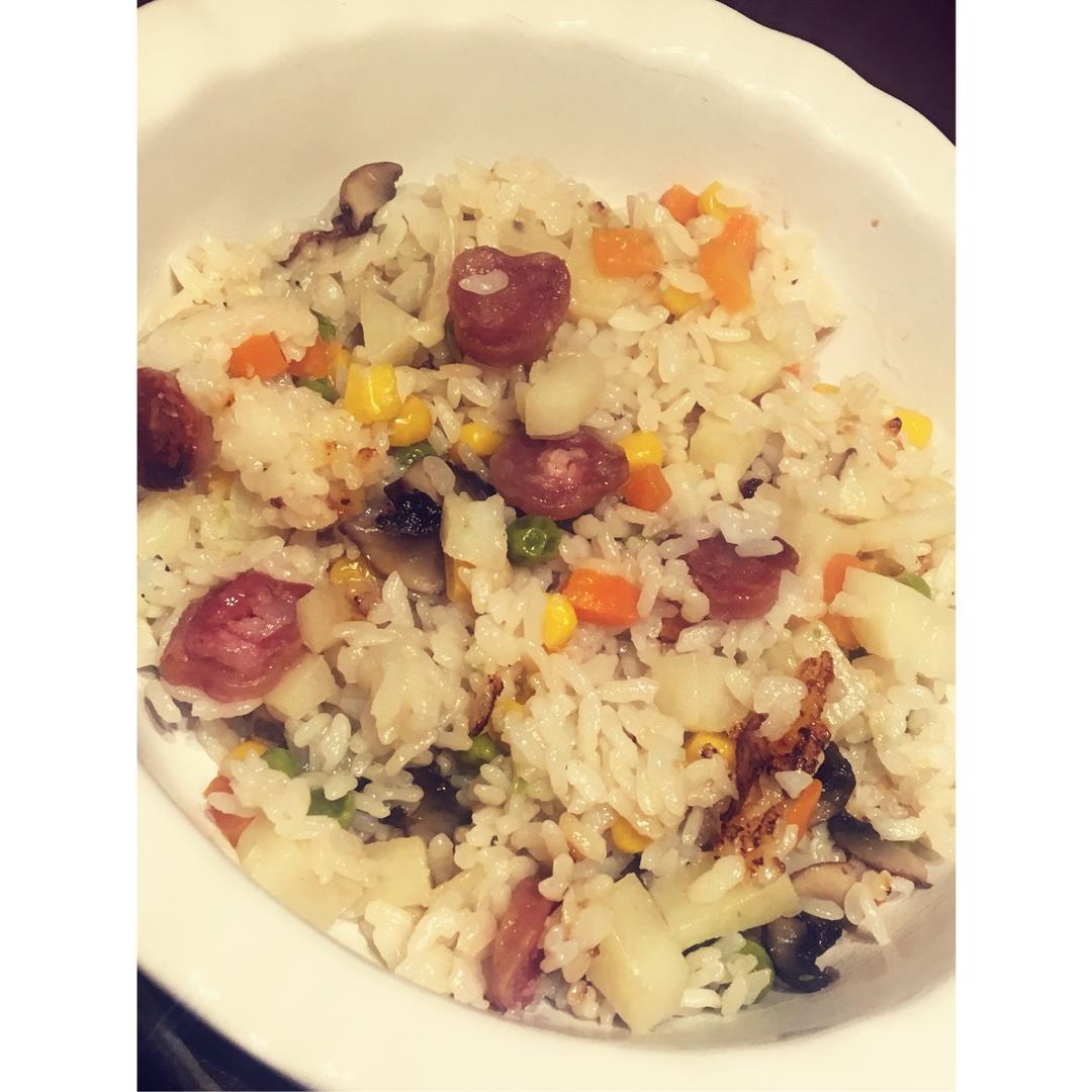 香菇腊肠土豆焖饭