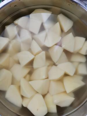 东北菜：土豆炖豆角的做法 步骤1