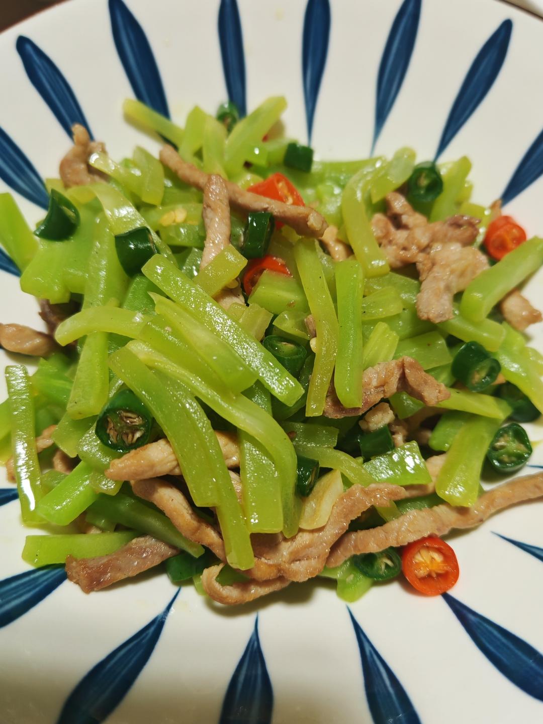 清爽解腻巨下饭的莴笋炒肉丝！