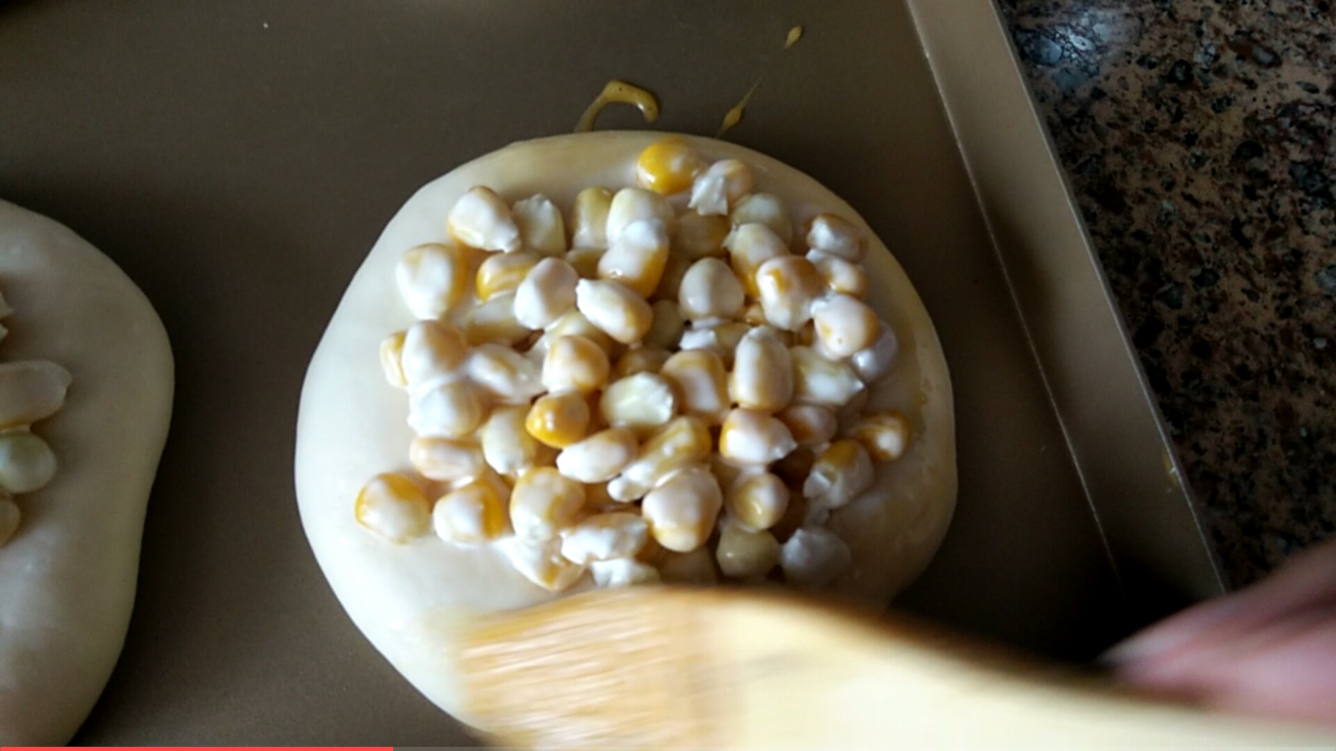 大润发同款玉米粒沙拉小面包（一次发酵，附手揉快速出膜方法）的做法 步骤23