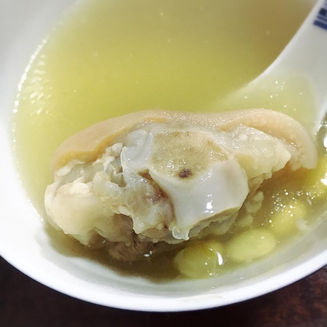 黄豆花生猪脚汤