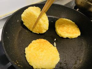 黄金鸡蛋大米饼的做法 步骤5