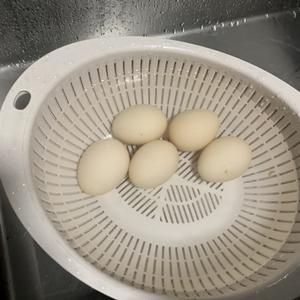 卤鸡蛋卤火腿肠的做法 步骤1