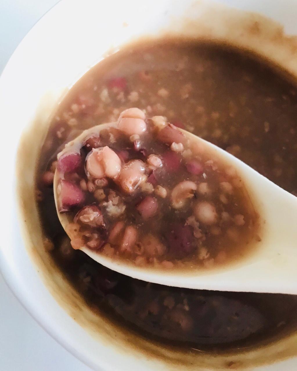 红豆薏米粥 (Red Bean and Pearl Barley Congee)