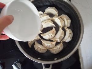 脆底多汁煎饺的做法 步骤15