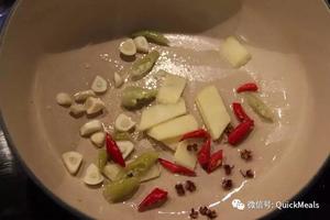 家常酸菜鱼头汤的做法 步骤2