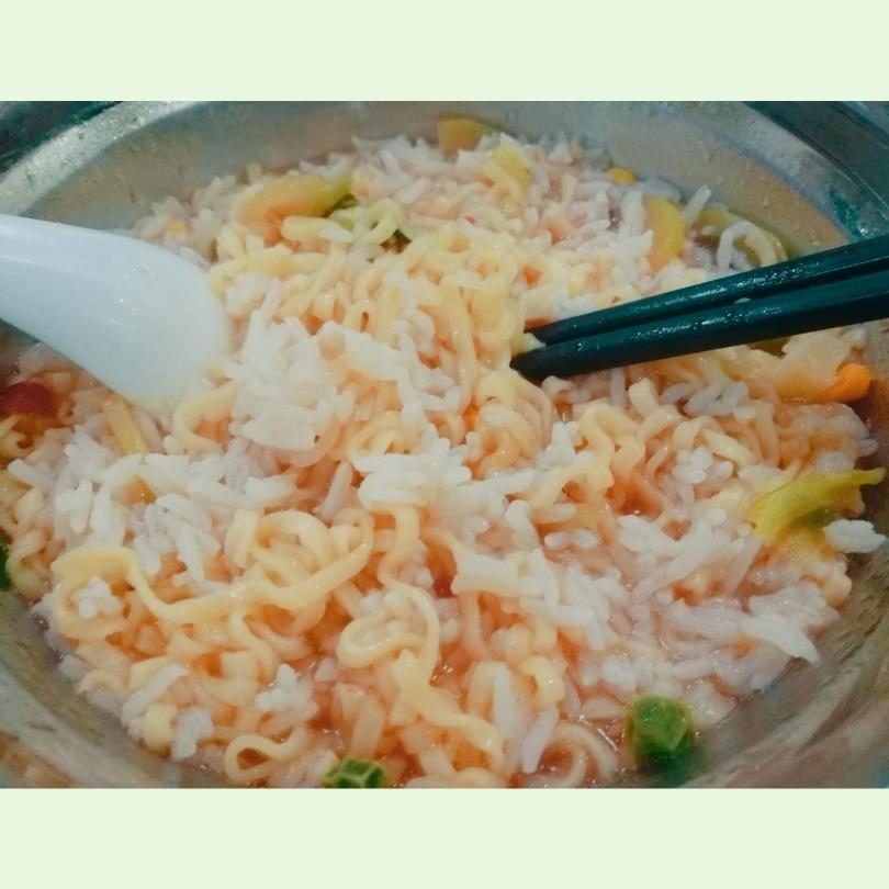 泡面和剩饭的新吃法/只需两步就可以解决一顿饭