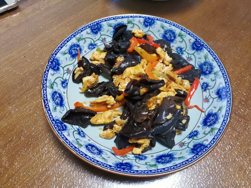 家常快手青椒木耳炒鸡蛋
