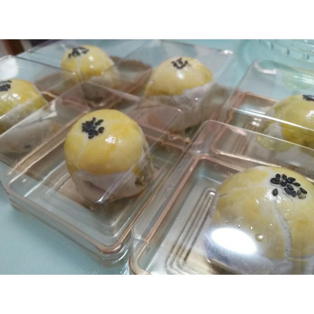 蛋黄酥 Danhuangsu