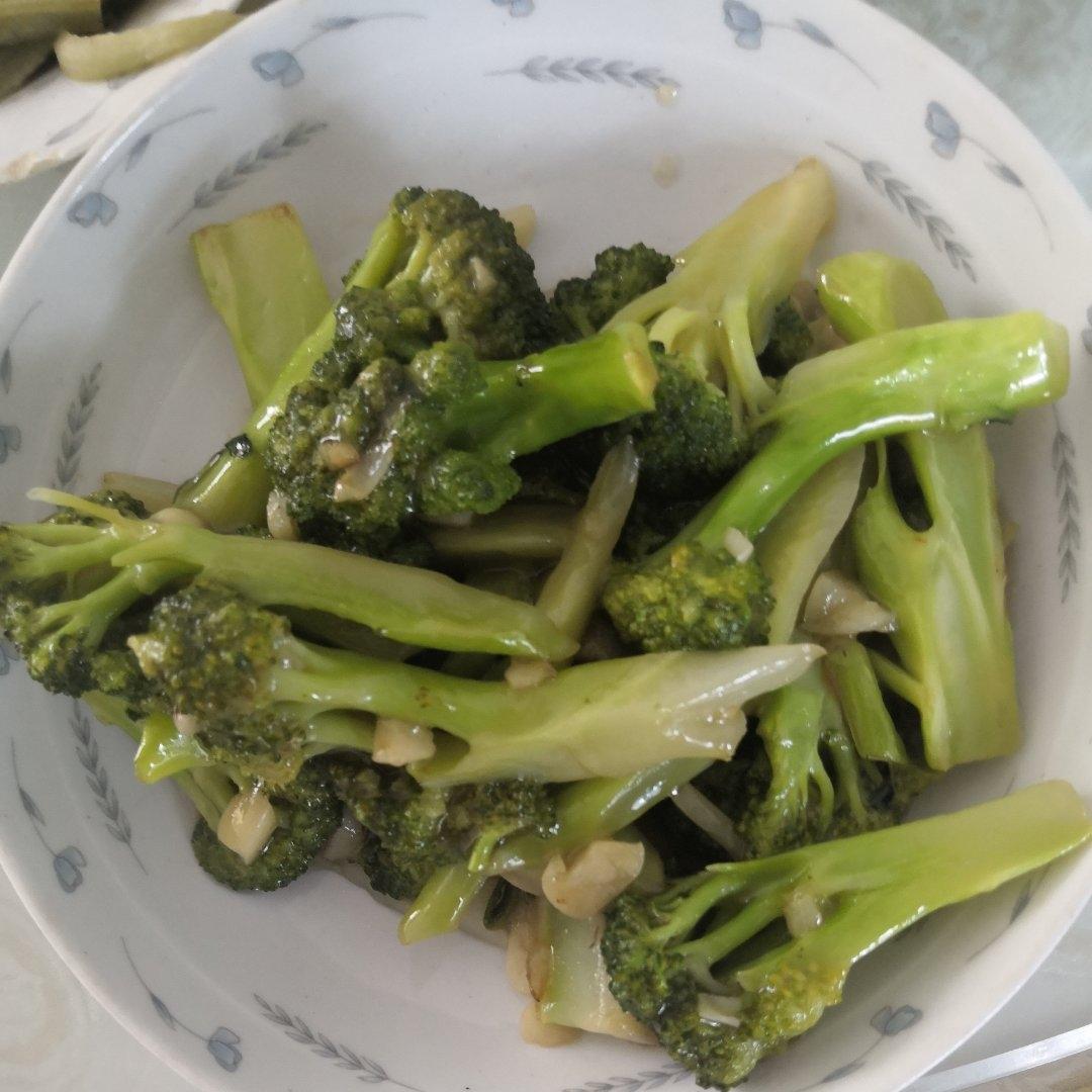 好吃到爆的耗油蒜蓉西兰花(从不修图，喜欢请关注)