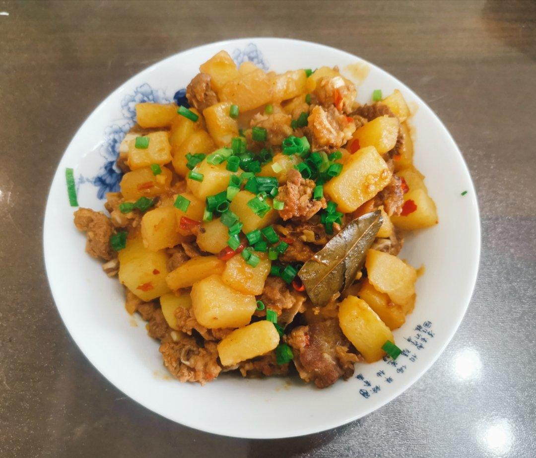 超级下饭的土豆烧排骨