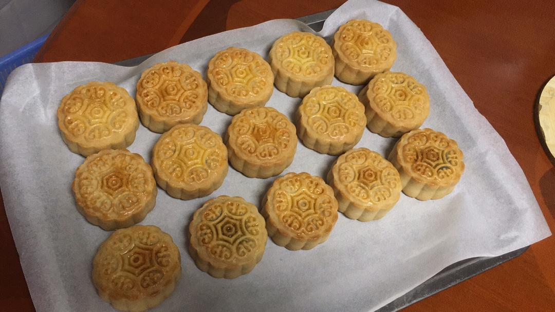 一口广月之小小蛋黄莲蓉月饼