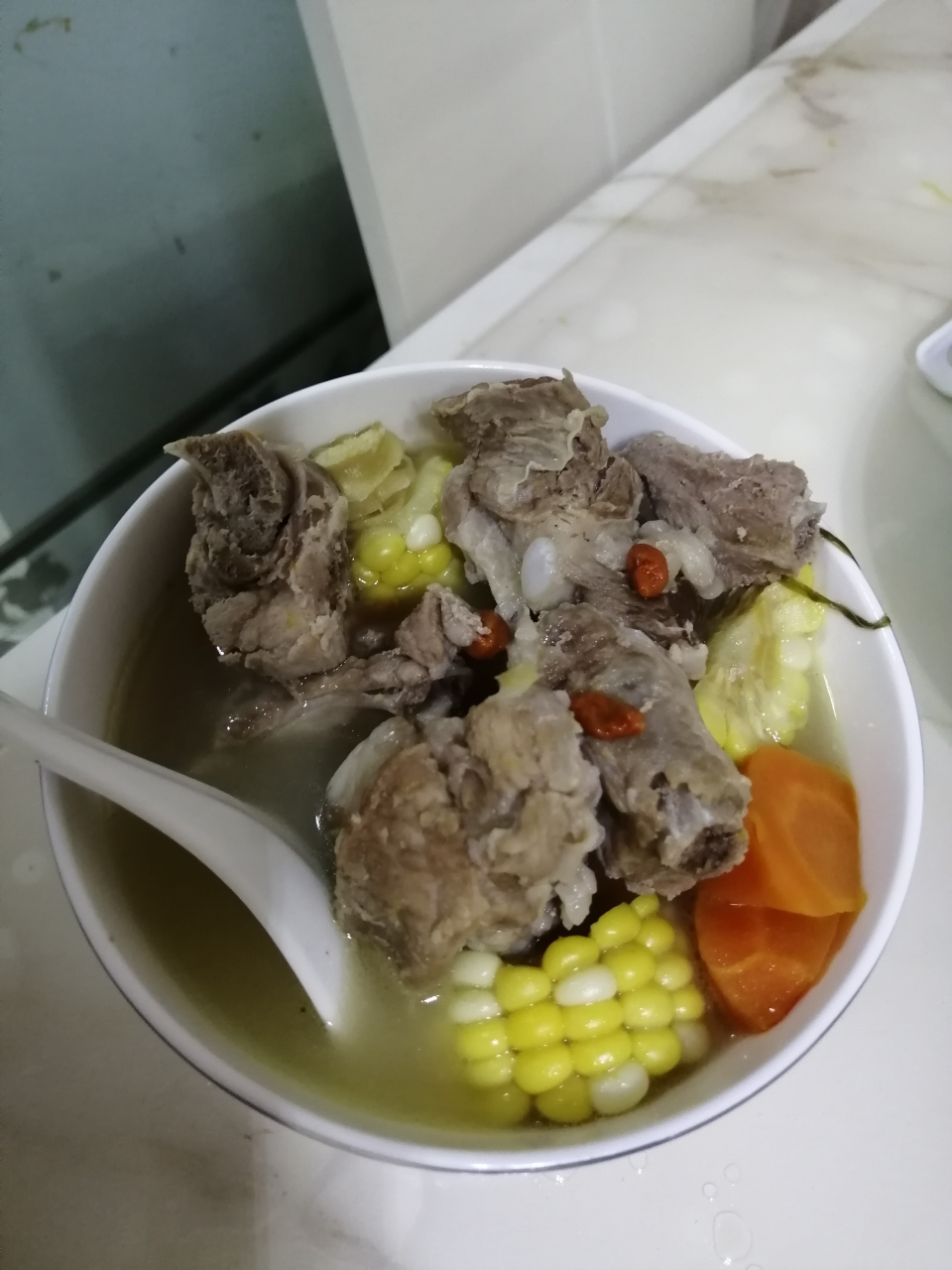 玉米胡萝卜枸杞排骨汤的做法