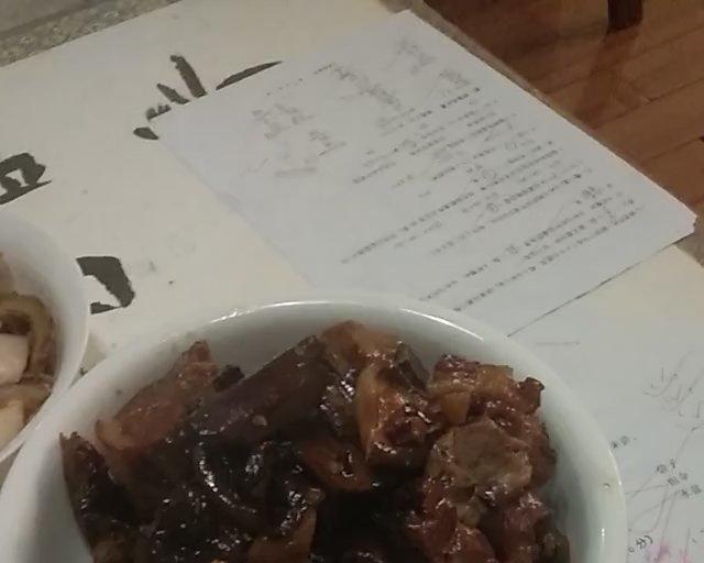 腊猪蹄烧香菇的做法
