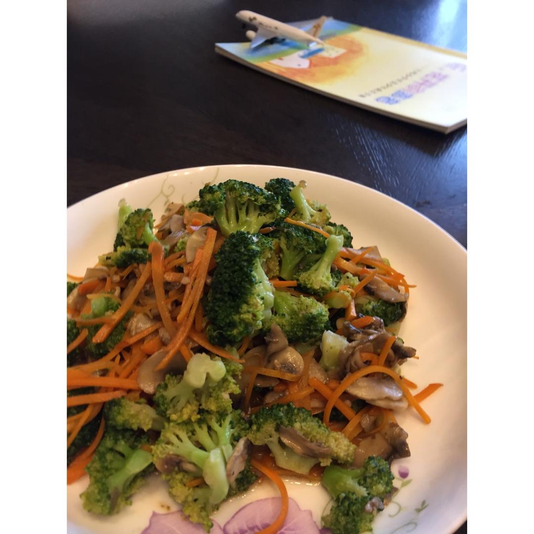 百姓人家——西兰花胡萝卜炒蘑菇