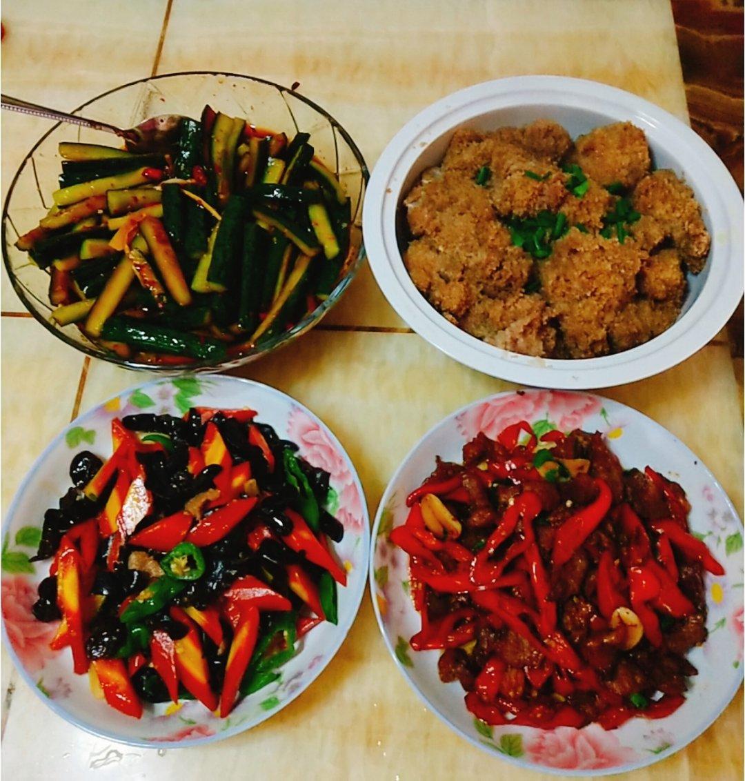 粉蒸排骨，五香口味，米粉不干是有方法的，保证香糯软嫩