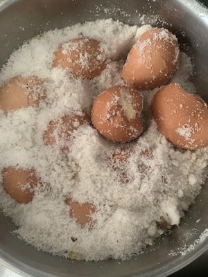盐焗鹌鹑蛋@鸡蛋：生铁锅制作，咸香入味大人、小朋友都喜欢的做法 步骤4