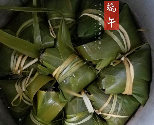 记录70岁老妈包粽子