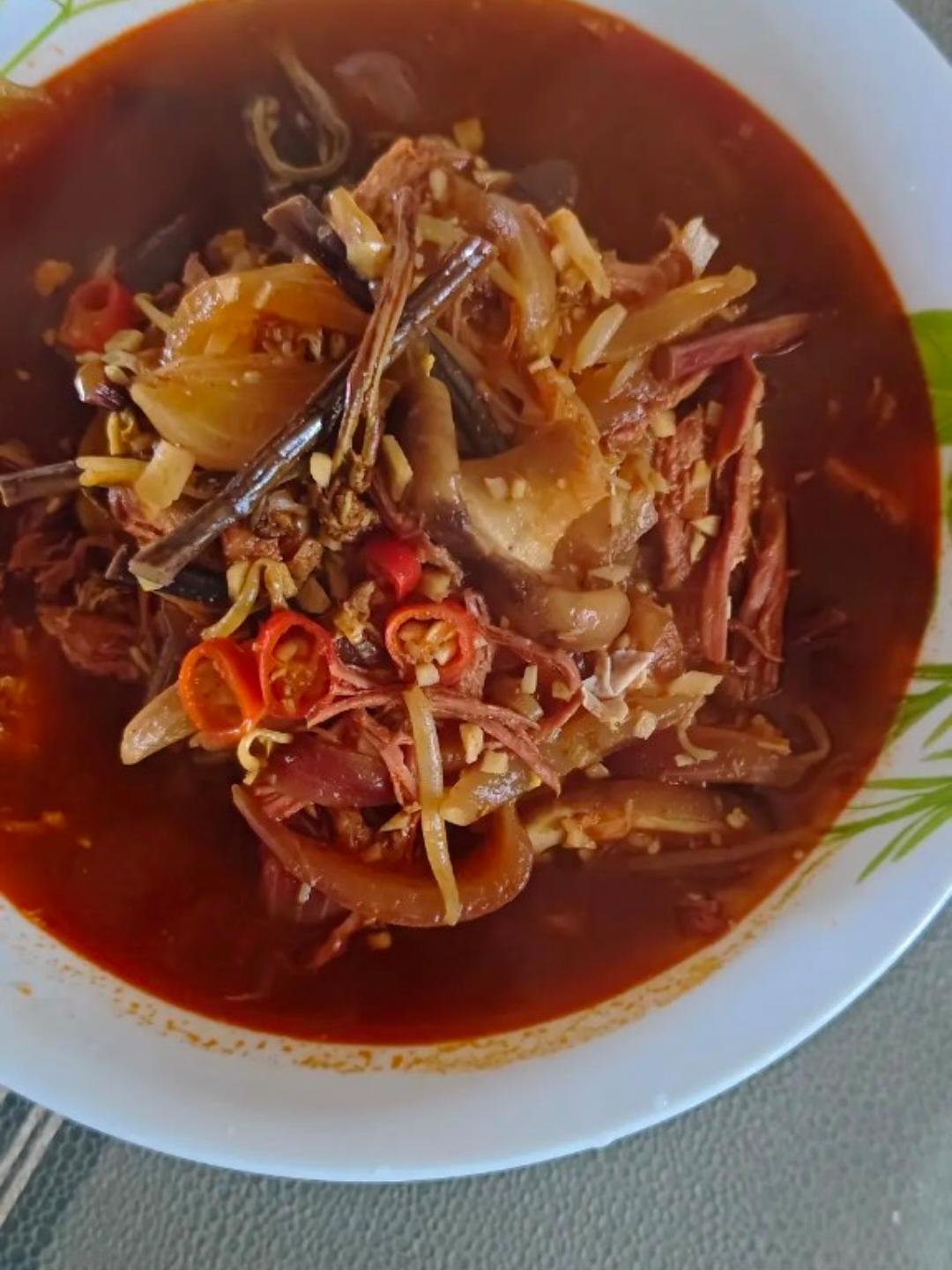韩餐店里的辣牛肉汤