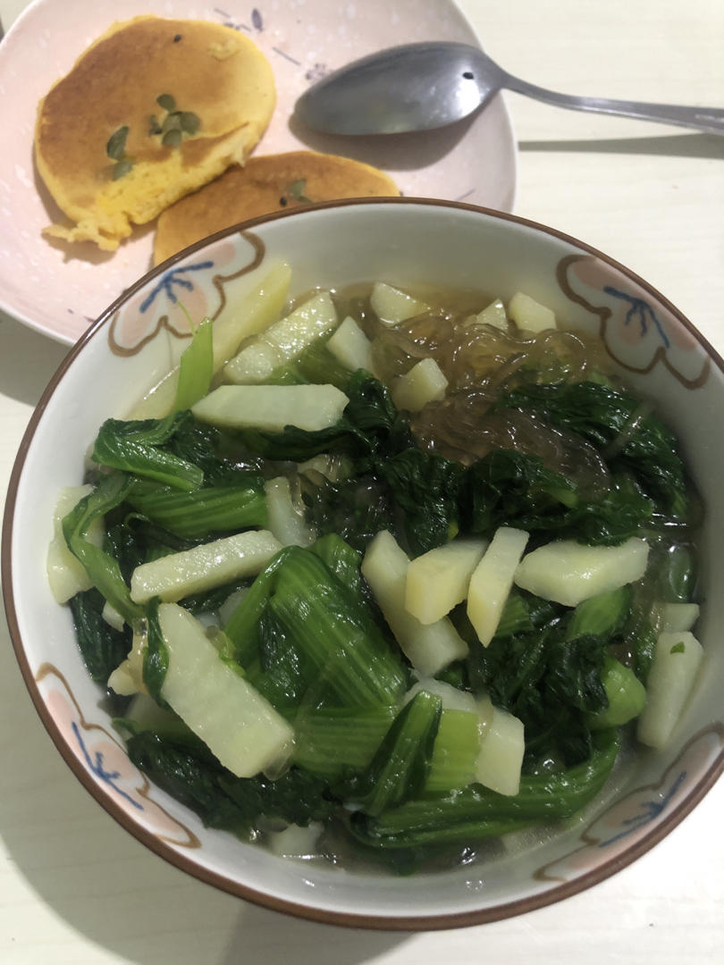 小白菜炖土豆条，东北地道家常菜，从小吃到大的味道，绝对错不了