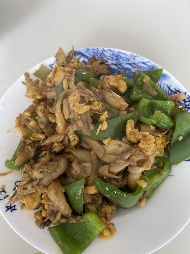 平菇青椒炒鸡蛋 好吃又营养的超快手家常菜