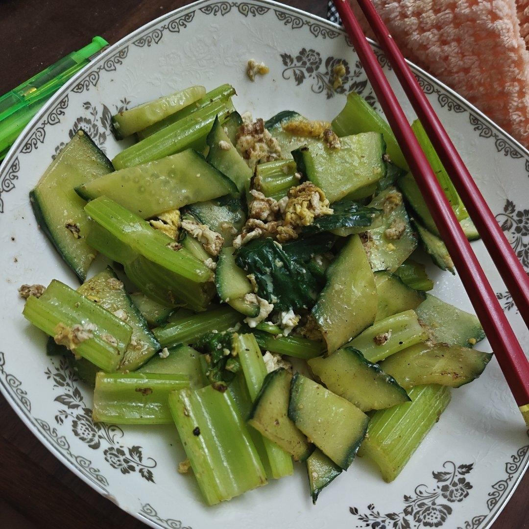 清爽可口的芹菜炒黄瓜