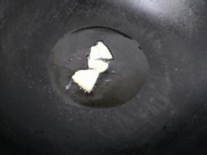 青豆玉米炒火腿肠的做法 步骤2