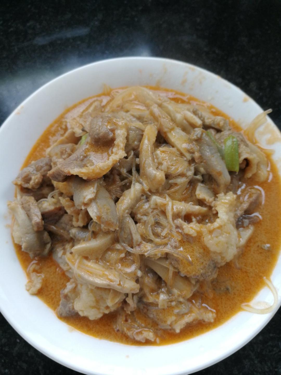 肥牛蘑菇砂锅 Beef & Mushroom Hotpot