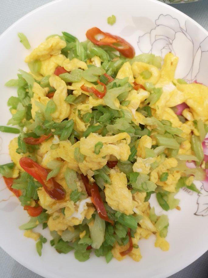 芹菜炒鸡蛋