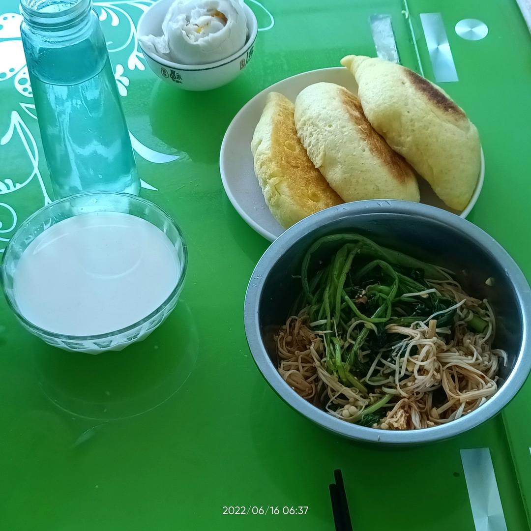 解馋减脂餐！酸辣开胃又下饭的菠菜拌金针菇